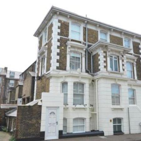 Charming Apartment In Deal Near The Beach & Town Exterior photo